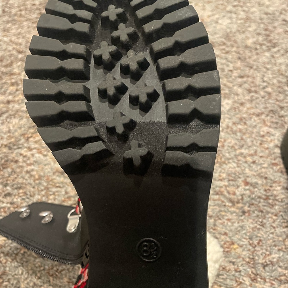 Size 8.5 - Picture 3 of 3